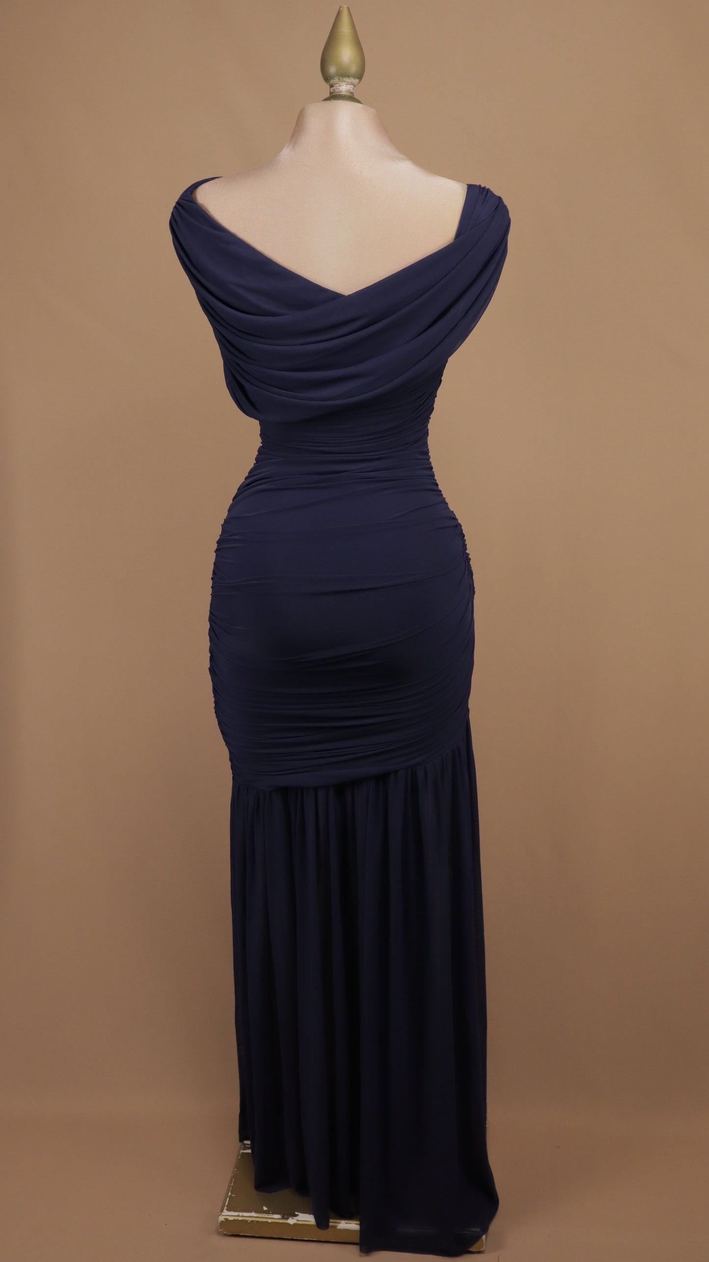 Vestido largo drapeado con hebilla metálica
