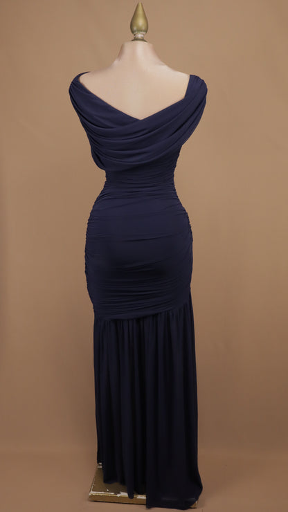 Vestido largo drapeado con hebilla metálica