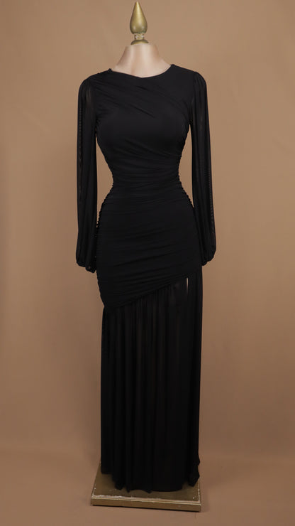 Vestido largo de gala en gasa con drapeado cruzado y mangas obispo