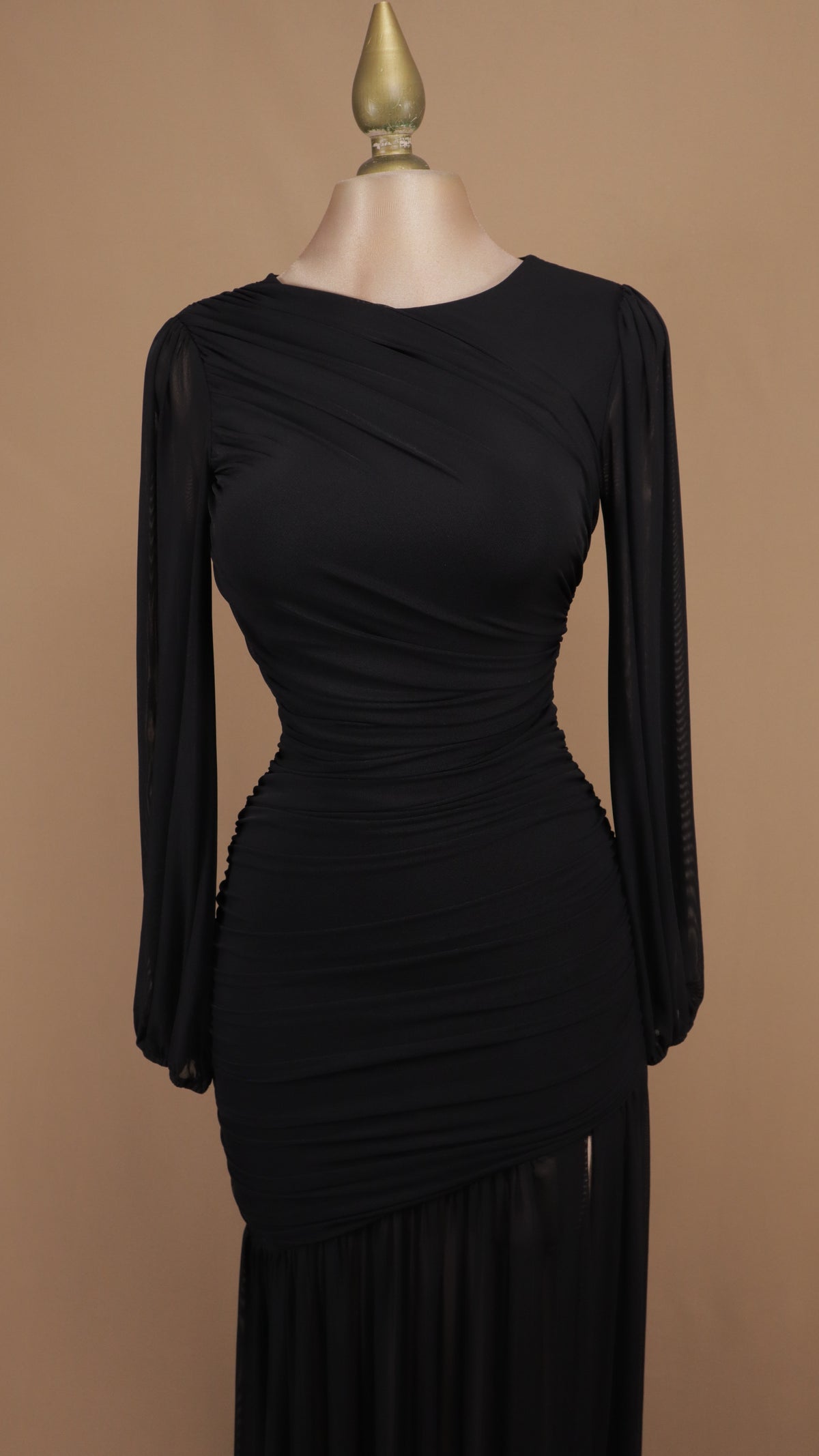 Vestido largo de gala en gasa con drapeado cruzado y mangas obispo