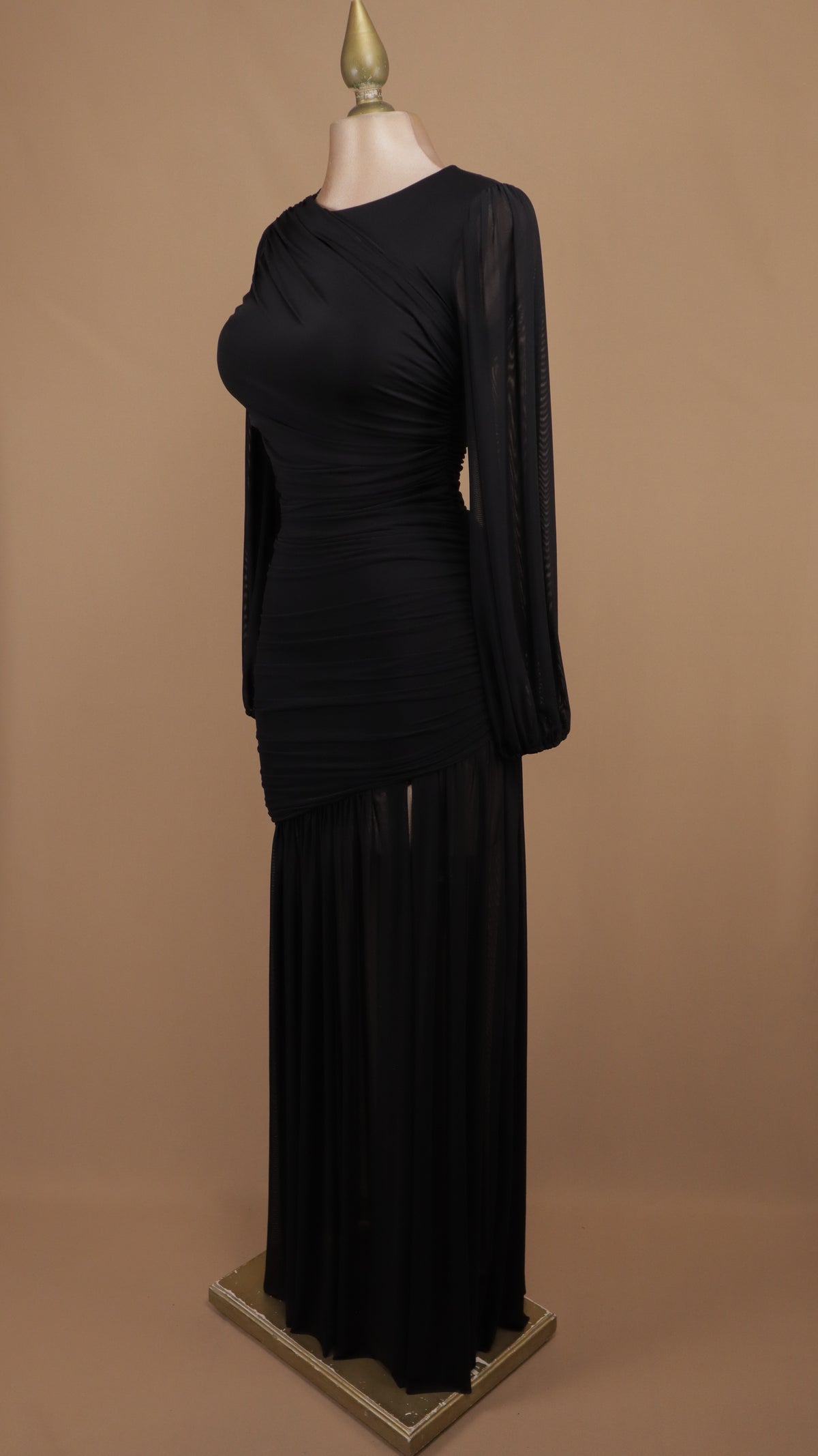 Vestido largo de gala en gasa con drapeado cruzado y mangas obispo