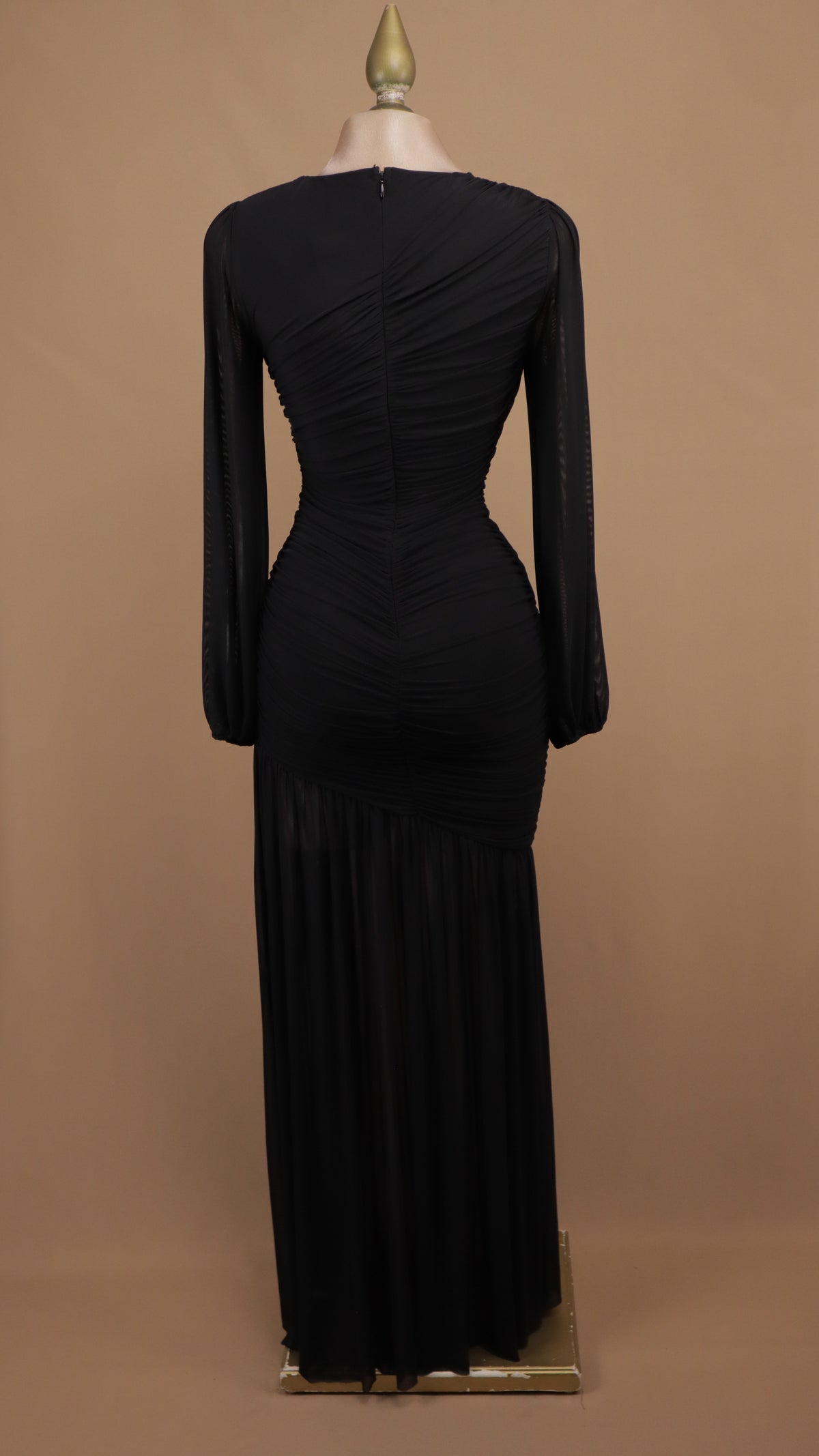 Vestido largo de gala en gasa con drapeado cruzado y mangas obispo