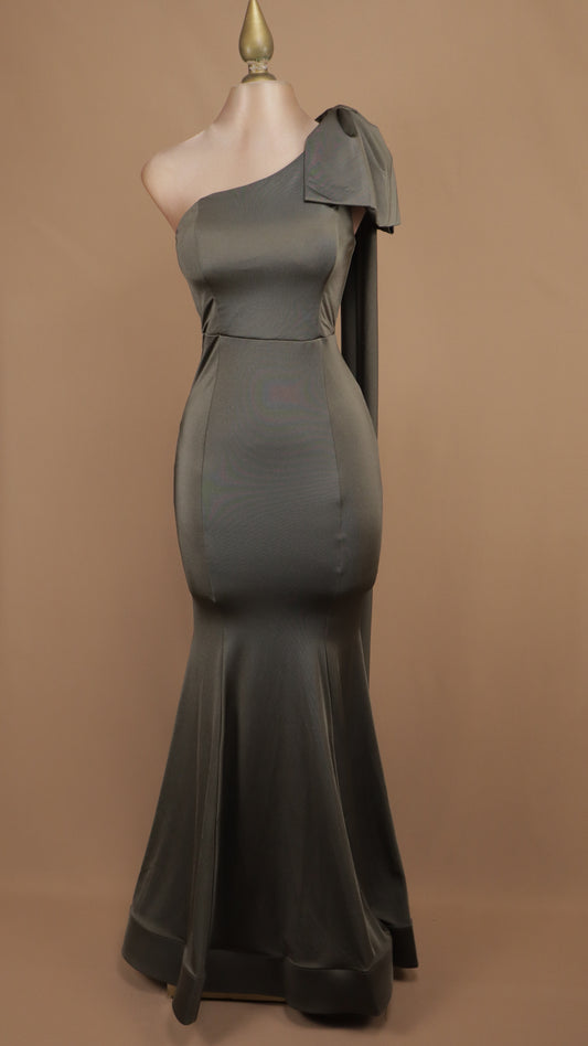 Vestido largo escote asimétrico con moño en hombro