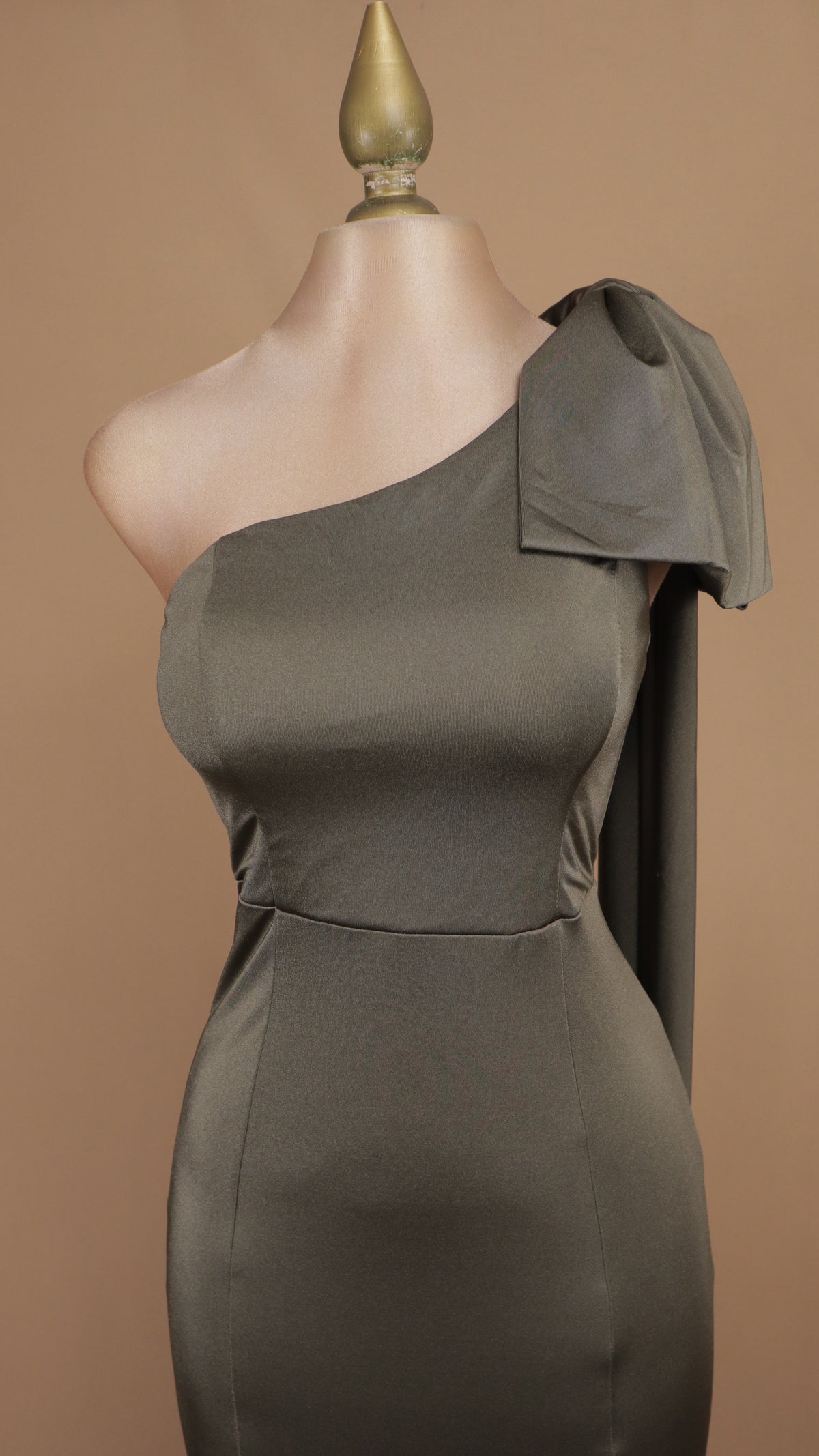 Vestido largo escote asimétrico con moño en hombro