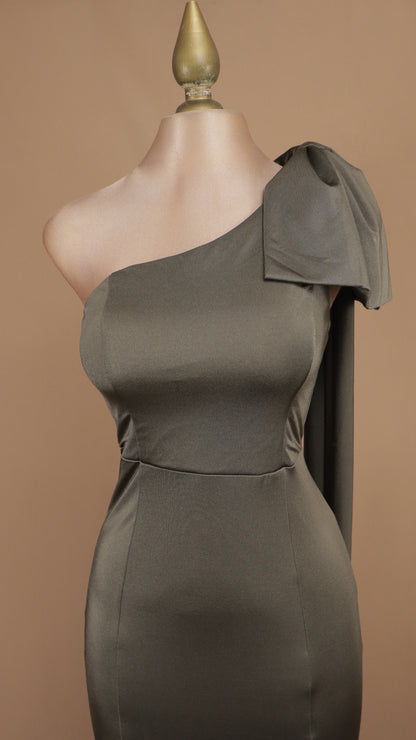 Vestido largo escote asimétrico con moño en hombro