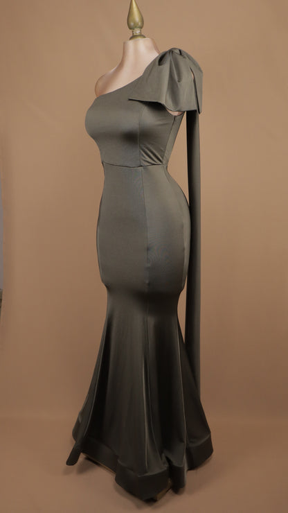 Vestido largo escote asimétrico con moño en hombro