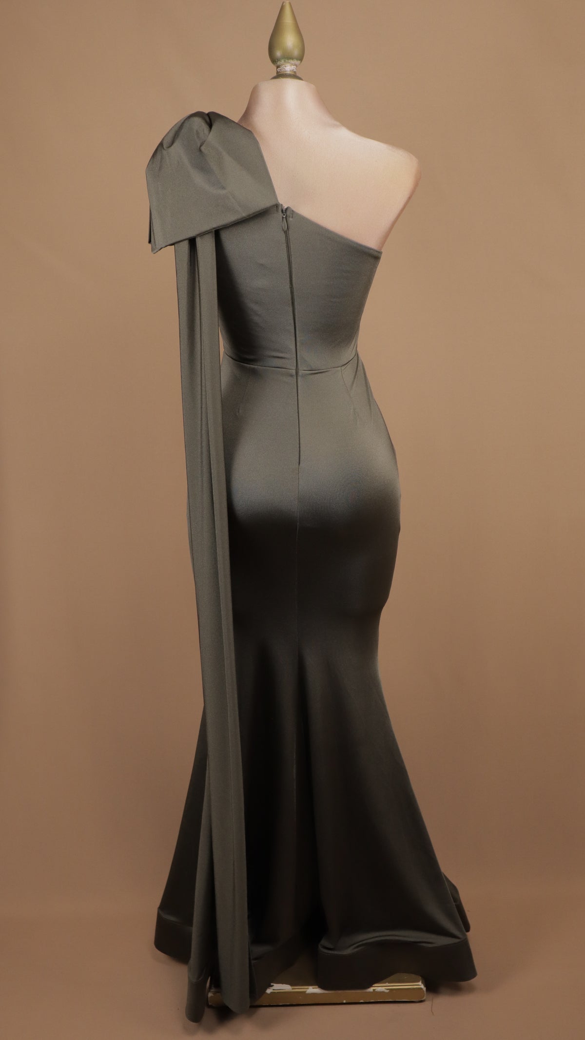 Vestido largo escote asimétrico con moño en hombro