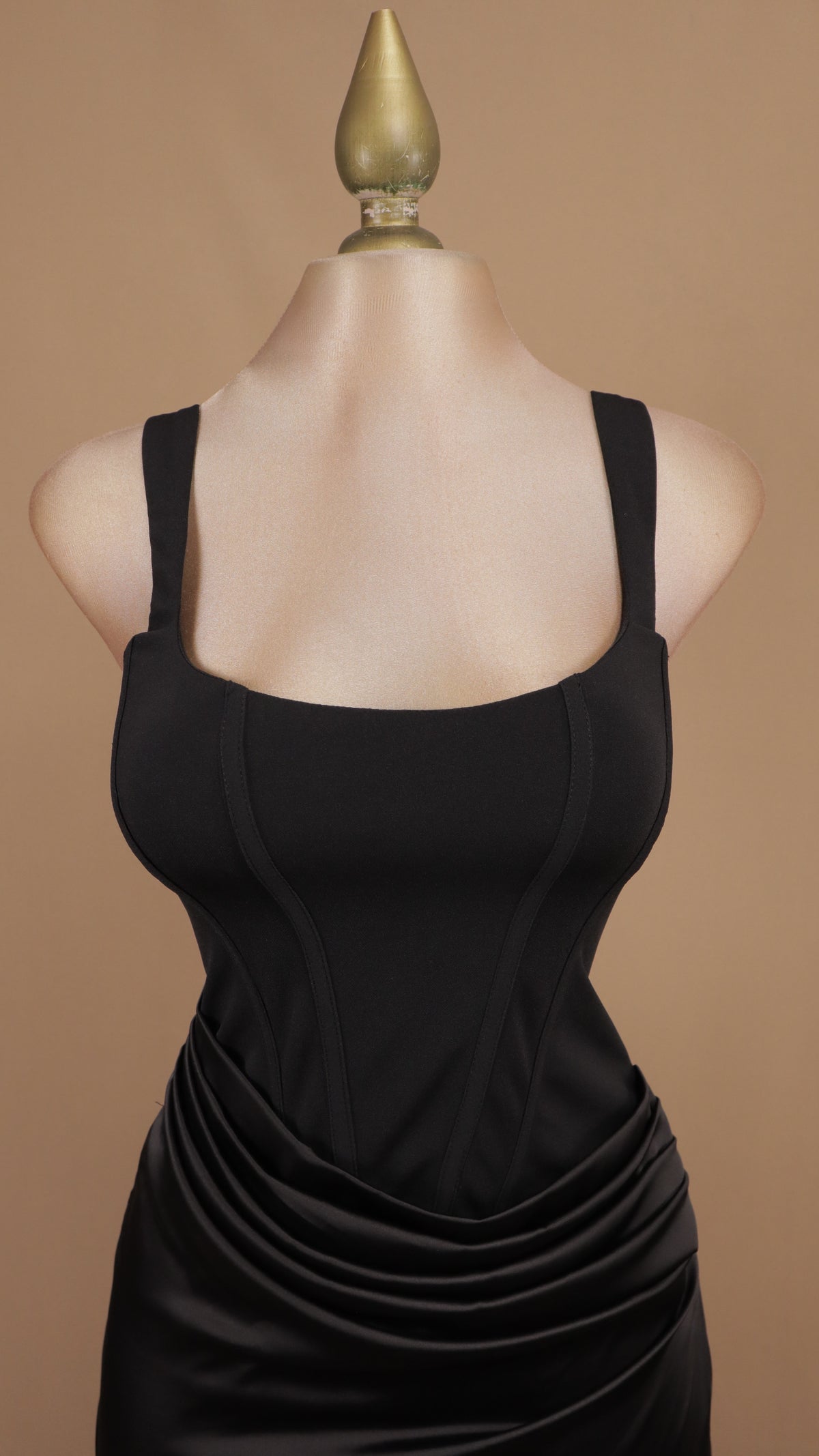 Vestido largo de noche con corset estructurado y falda satinada drapeada