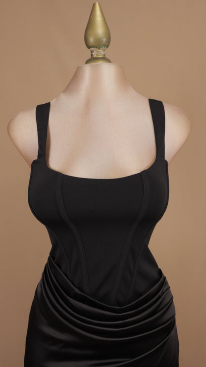 Vestido largo de noche con corset estructurado y falda satinada drapeada