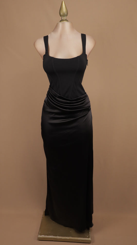 Vestido largo de noche con corset estructurado y falda satinada drapeada