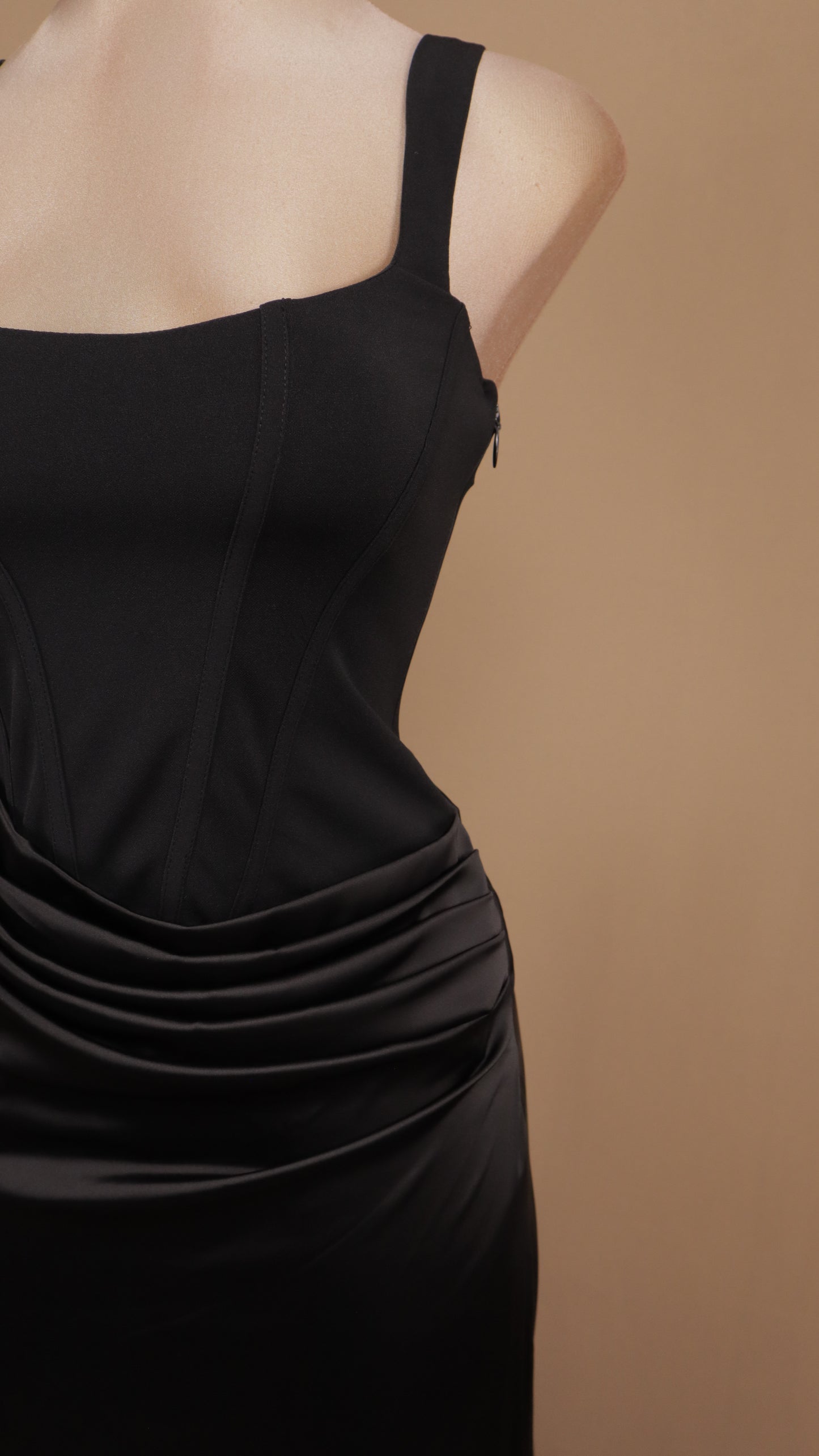 Vestido largo de noche con corset estructurado y falda satinada drapeada