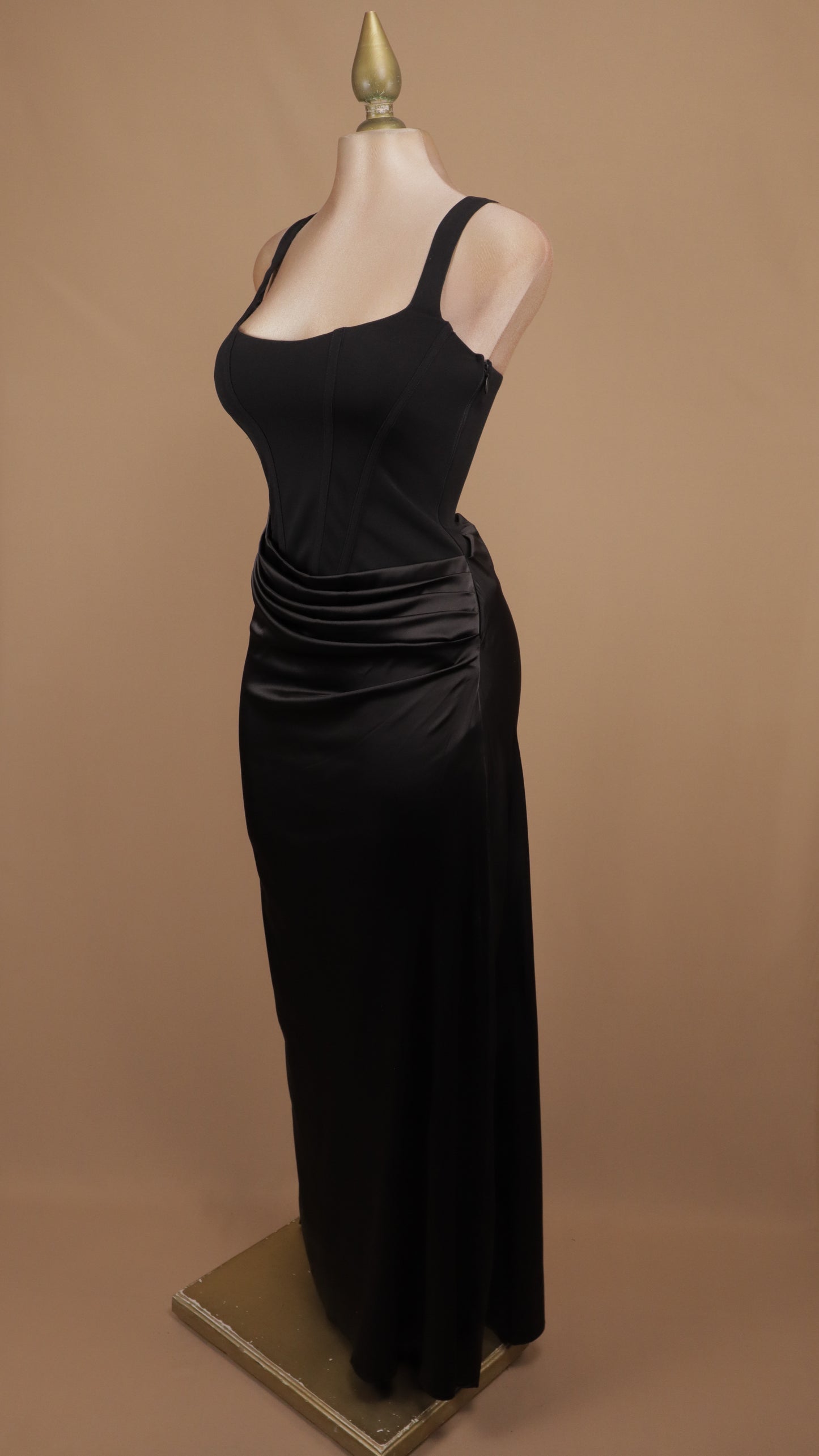 Vestido largo de noche con corset estructurado y falda satinada drapeada