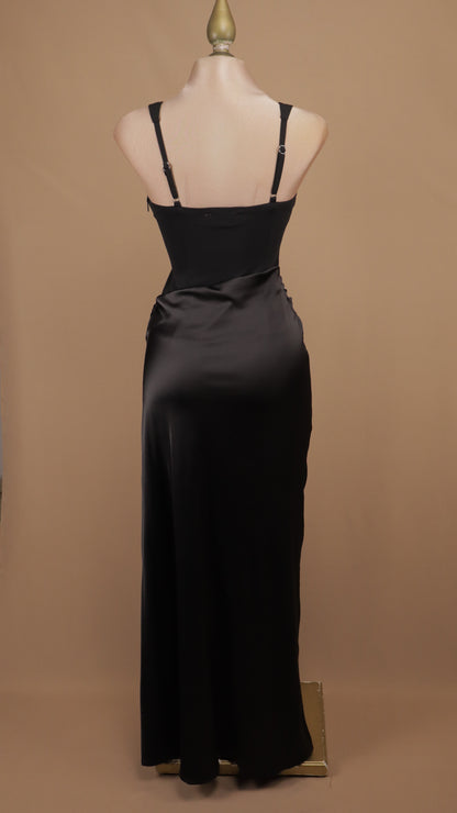 Vestido largo de noche con corset estructurado y falda satinada drapeada