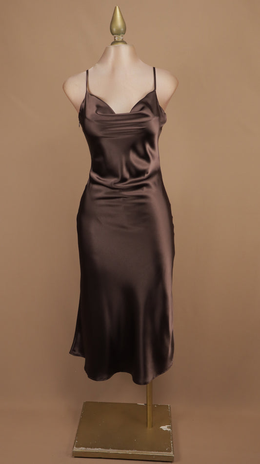 Vestido midi lencero de satén con escote drapeado