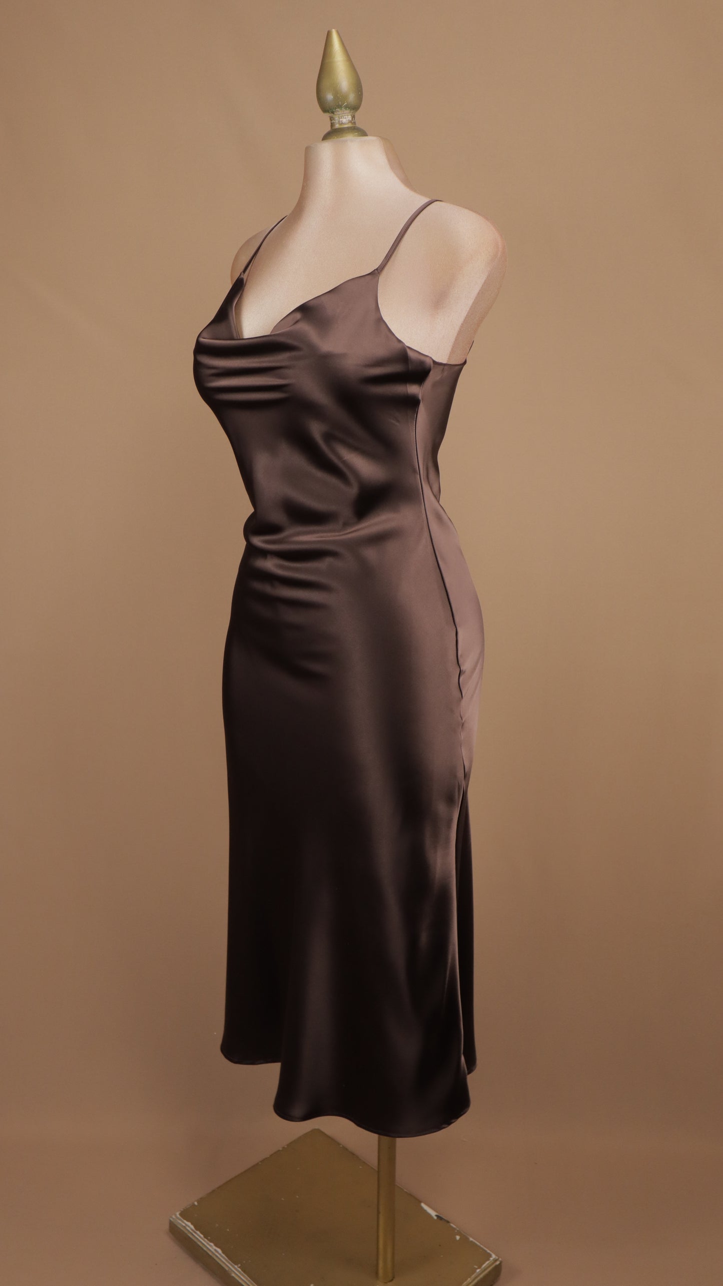 Vestido midi lencero de satén con escote drapeado