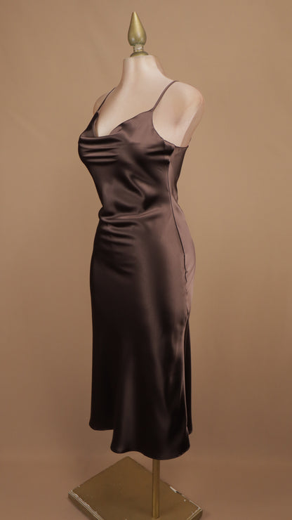 Vestido midi lencero de satén con escote drapeado