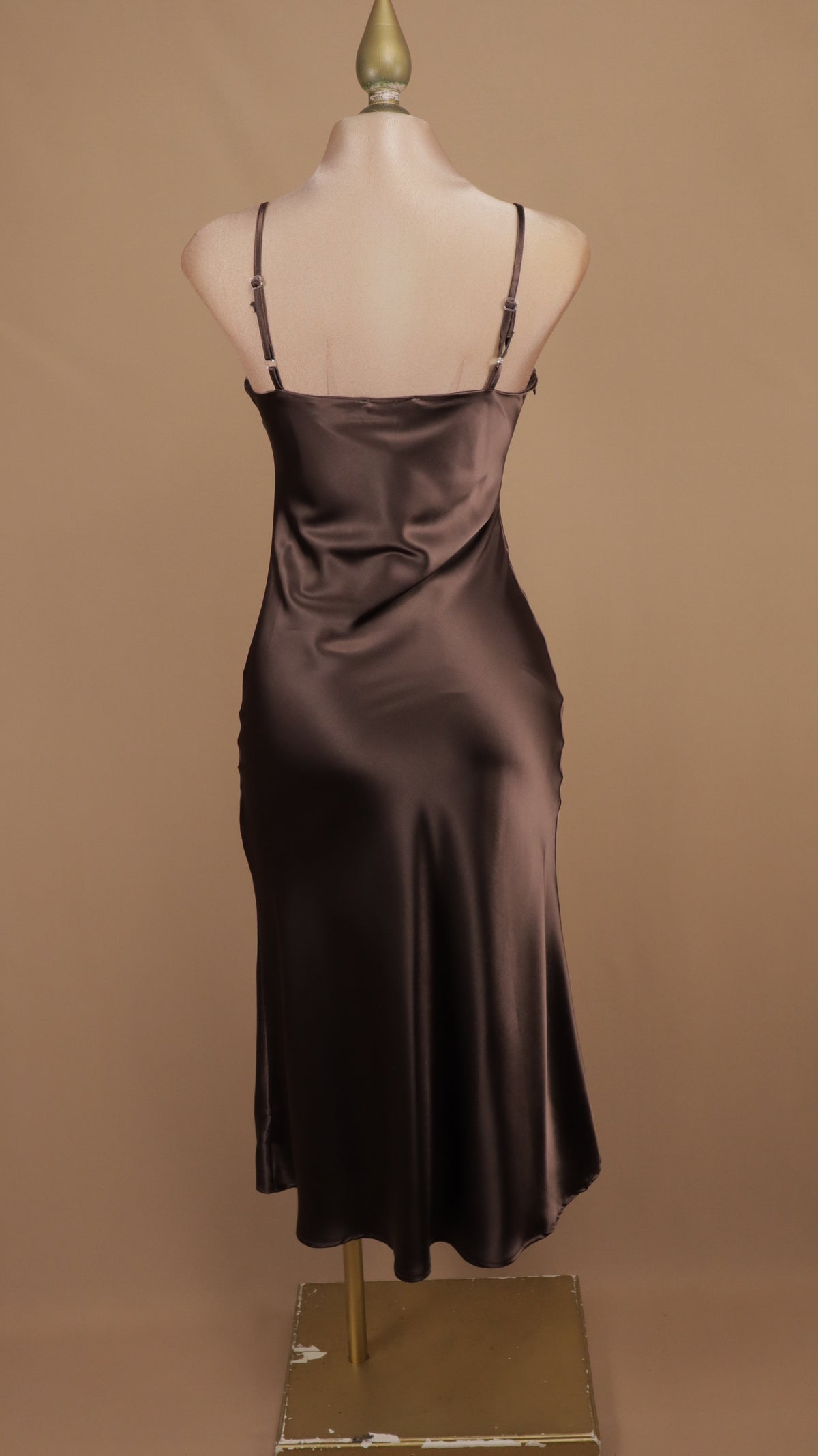 Vestido midi lencero de satén con escote drapeado