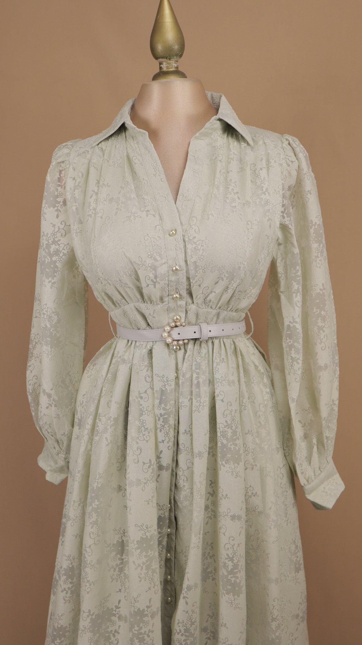 Vestido camisero midi de encaje floral con mangas obispo y cinturón