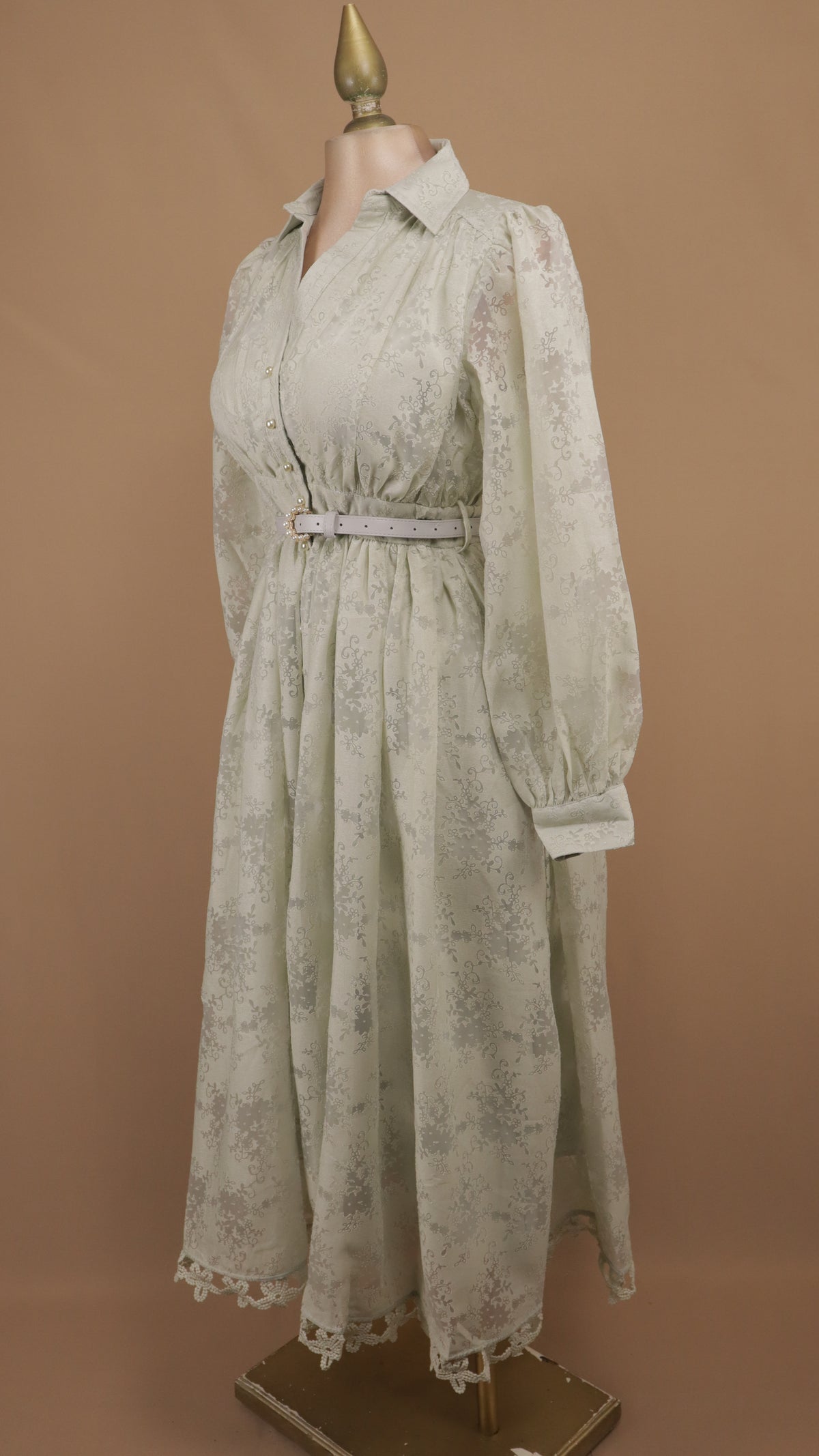Vestido camisero midi de encaje floral con mangas obispo y cinturón