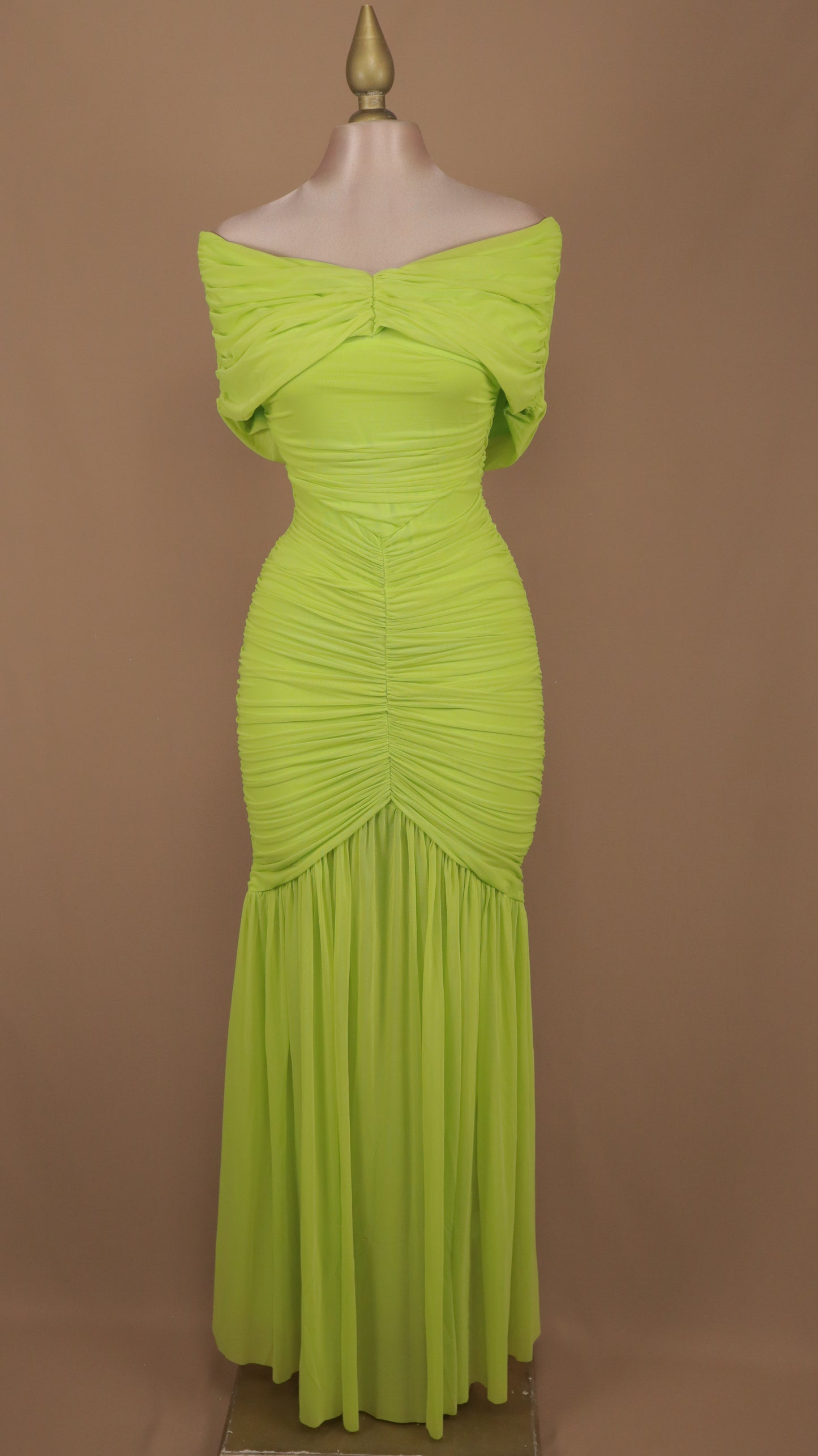 Vestido largo corrugado al hombro