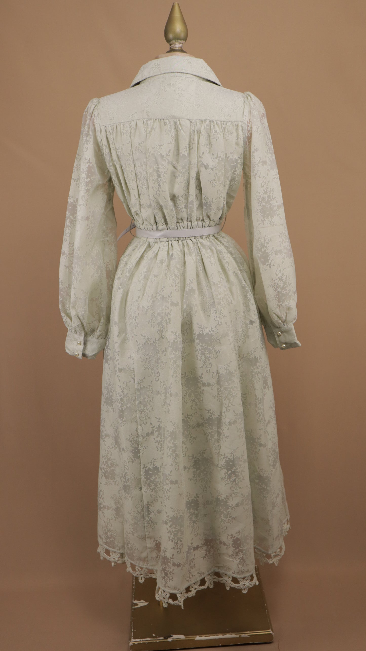 Vestido camisero midi de encaje floral con mangas obispo y cinturón