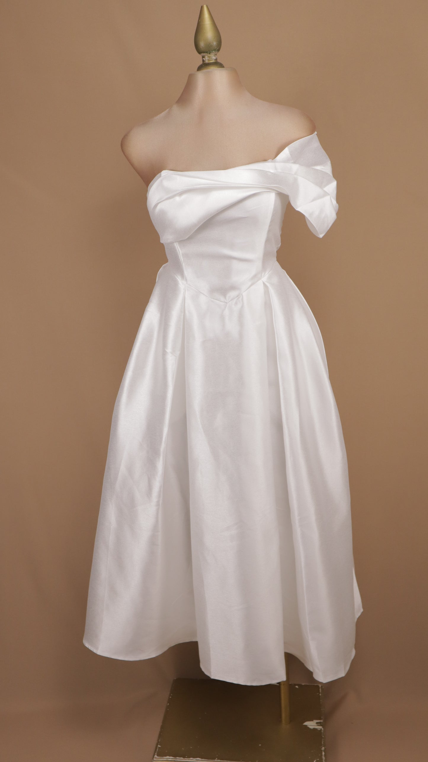 Vestido midi con escote asimétrico y manga caída