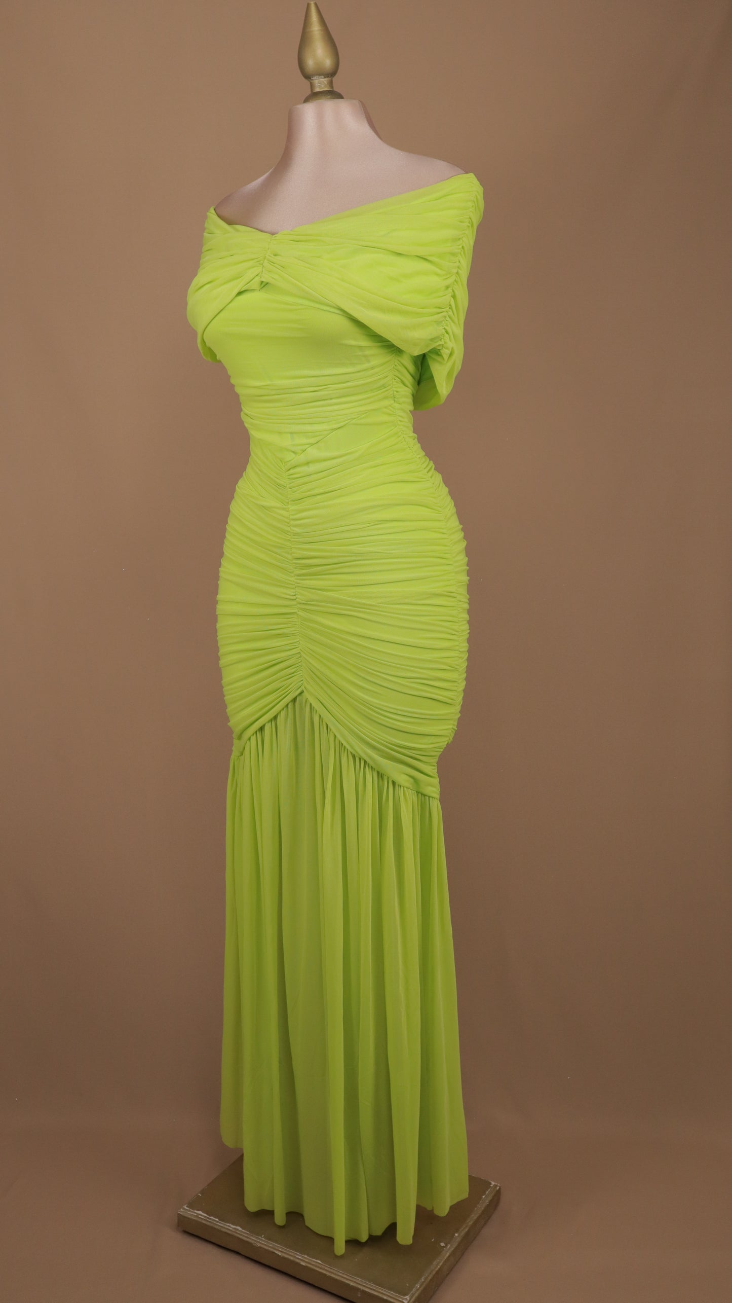 Vestido largo corrugado al hombro
