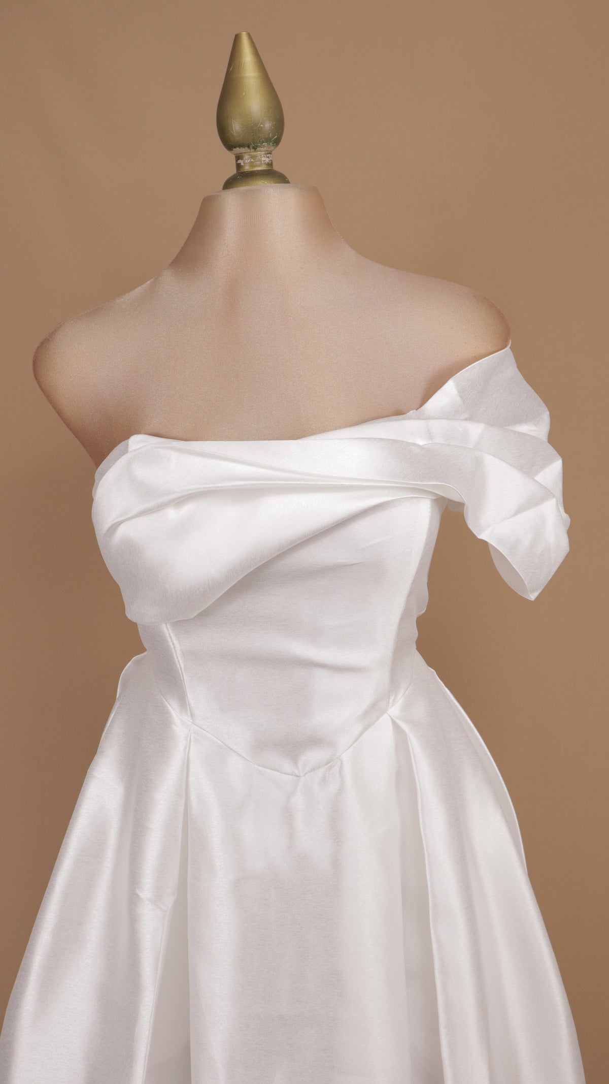 Vestido midi con escote asimétrico y manga caída