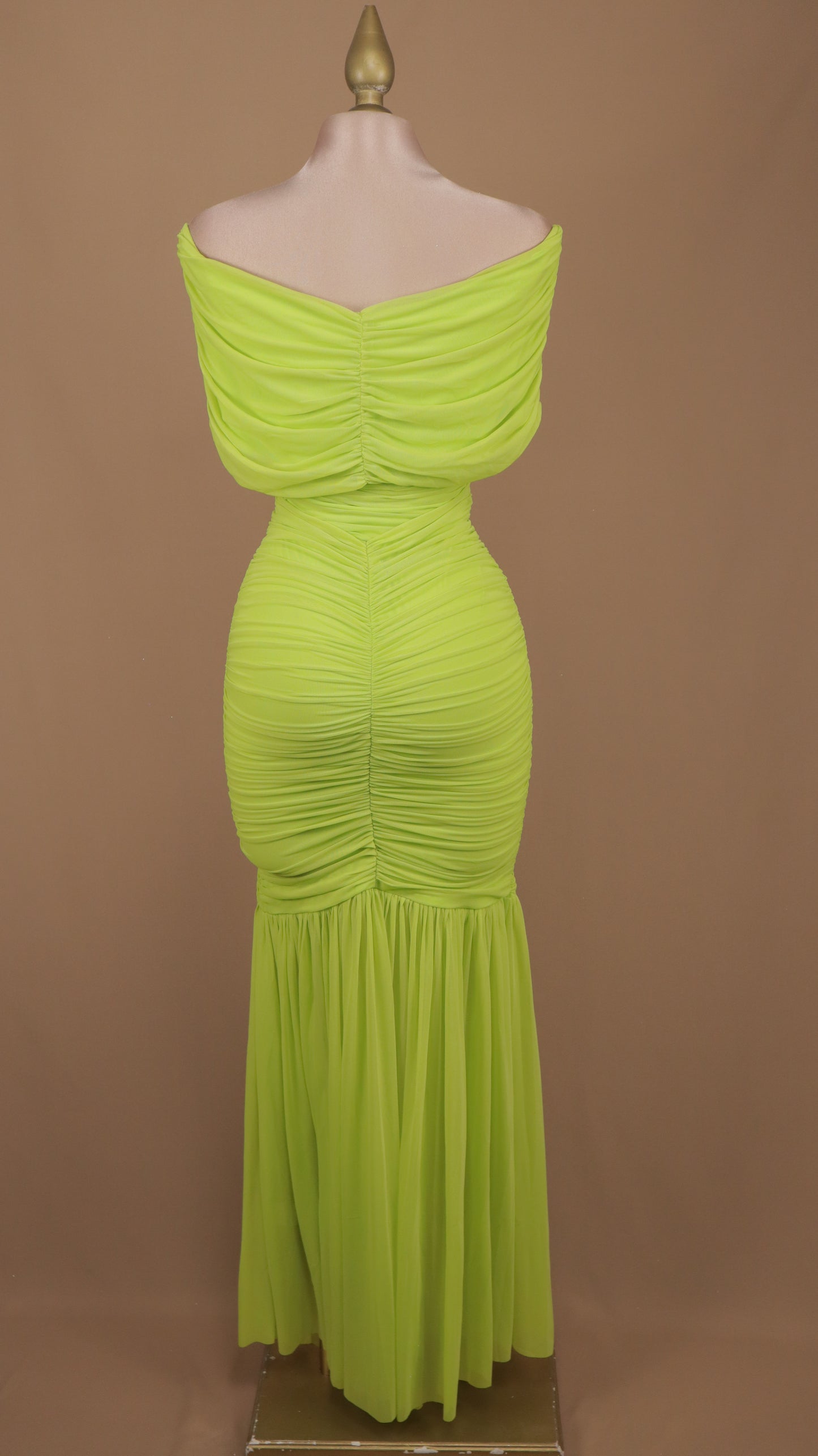 Vestido largo corrugado al hombro
