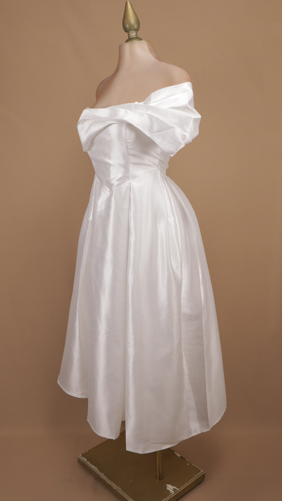 Vestido midi con escote asimétrico y manga caída