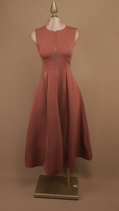 Vestido midi acampanado con cierre frontal expuesto y pinzas