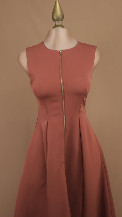 Vestido midi acampanado con cierre frontal expuesto y pinzas