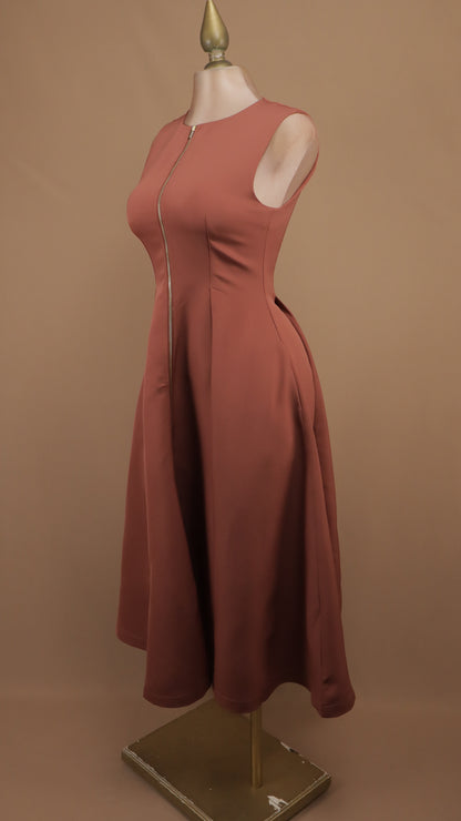 Vestido midi acampanado con cierre frontal expuesto y pinzas