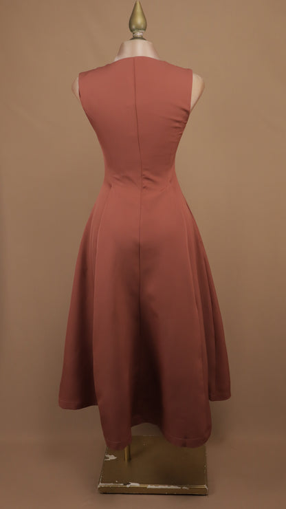 Vestido midi acampanado con cierre frontal expuesto y pinzas
