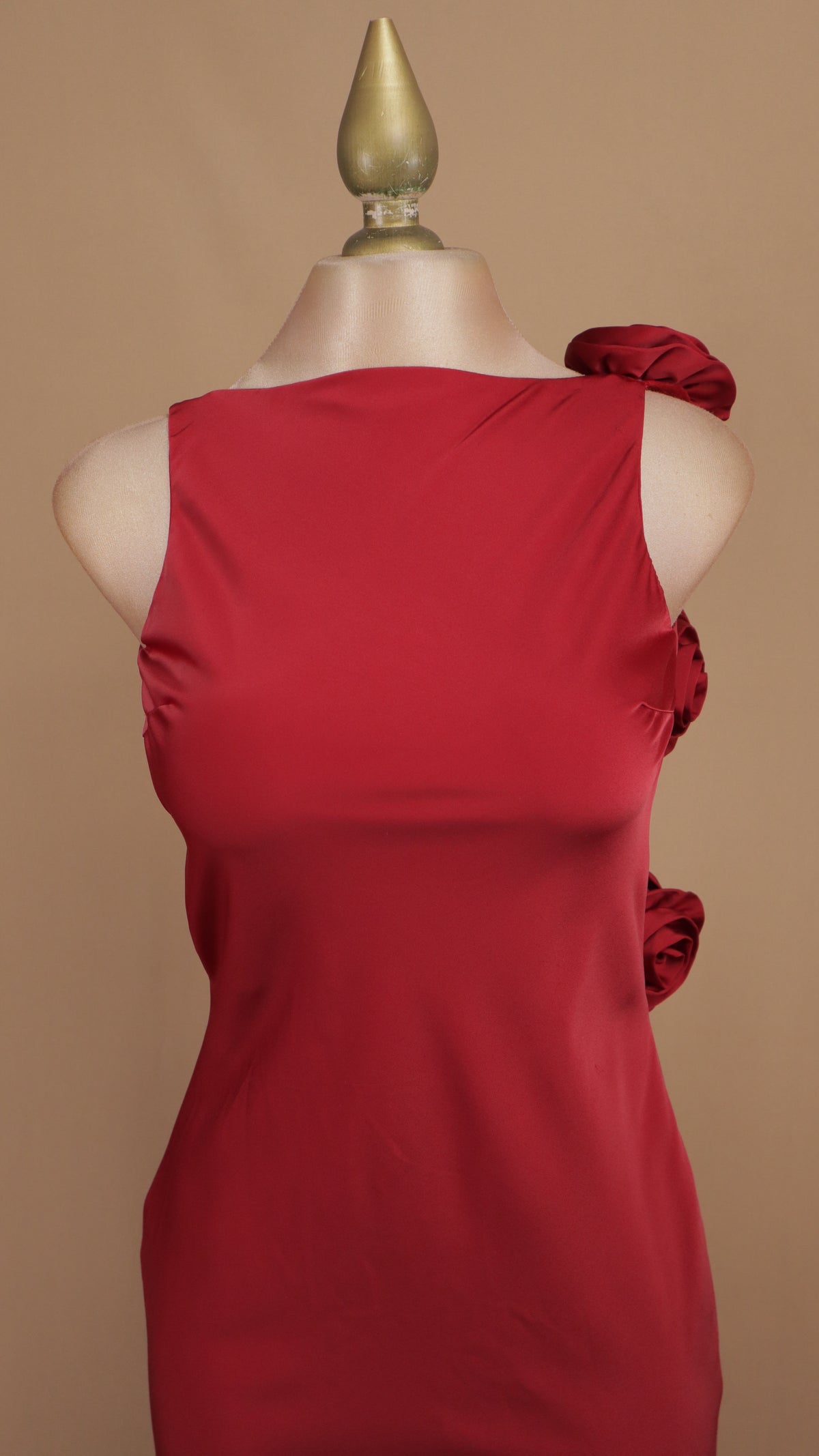 Vestido largo de gala con apliques de rosas tridimensionales