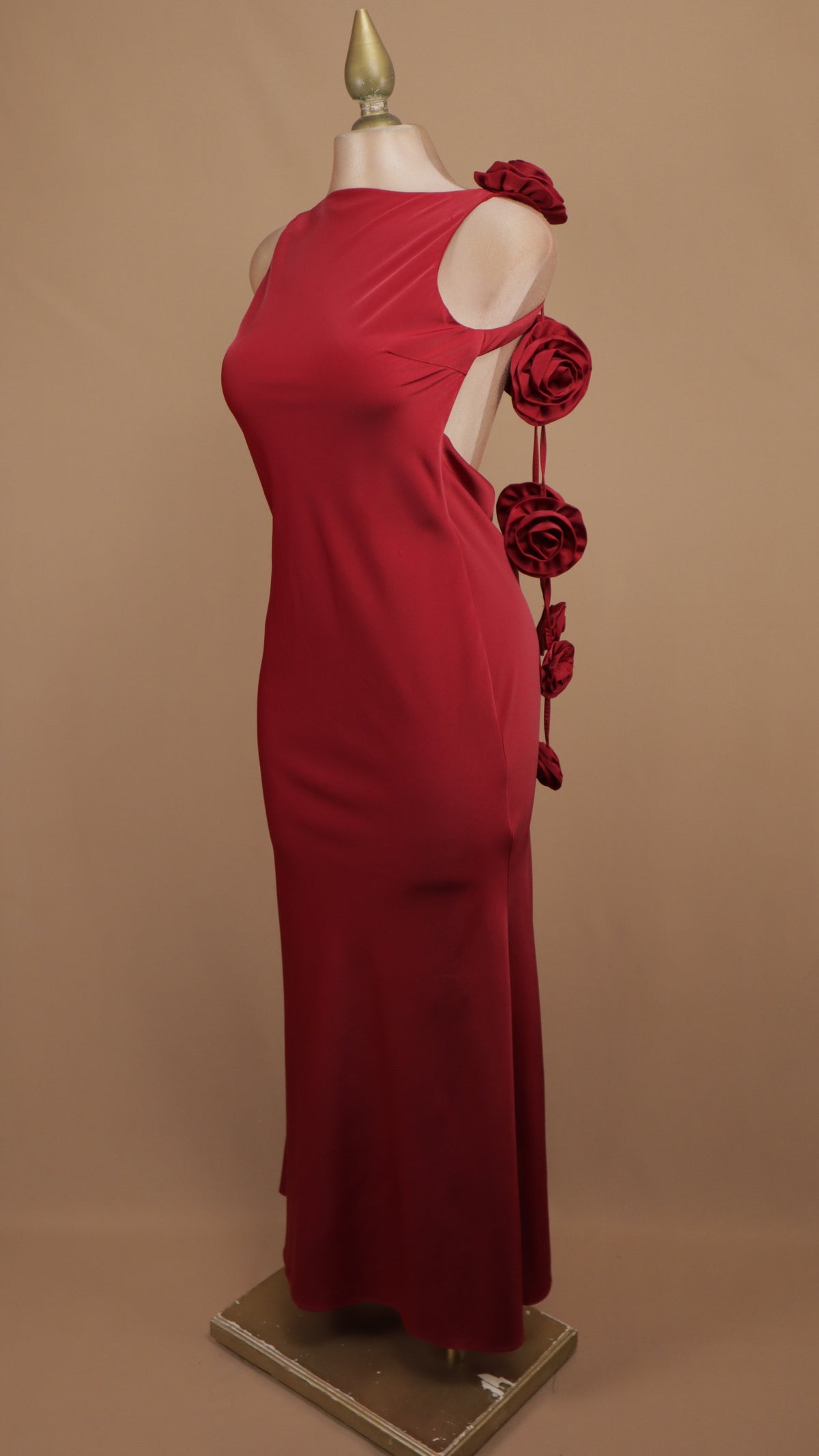 Vestido largo de gala con apliques de rosas tridimensionales