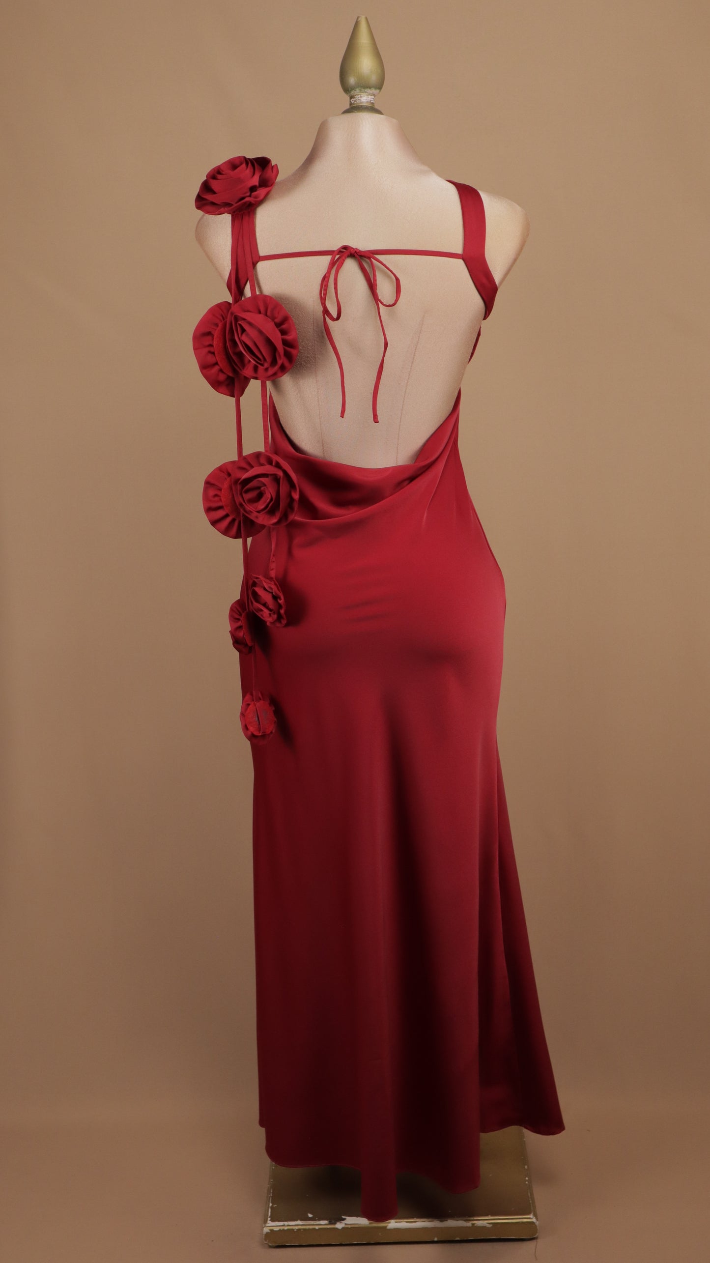 Vestido largo de gala con apliques de rosas tridimensionales