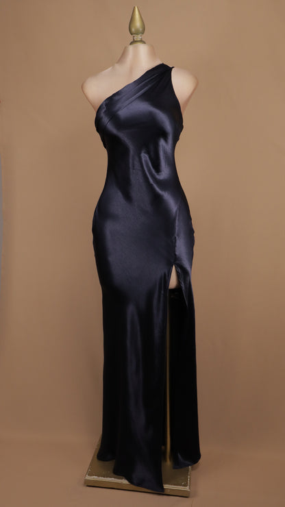 Vestido largo satinado asimétrico con abertura lateral profunda