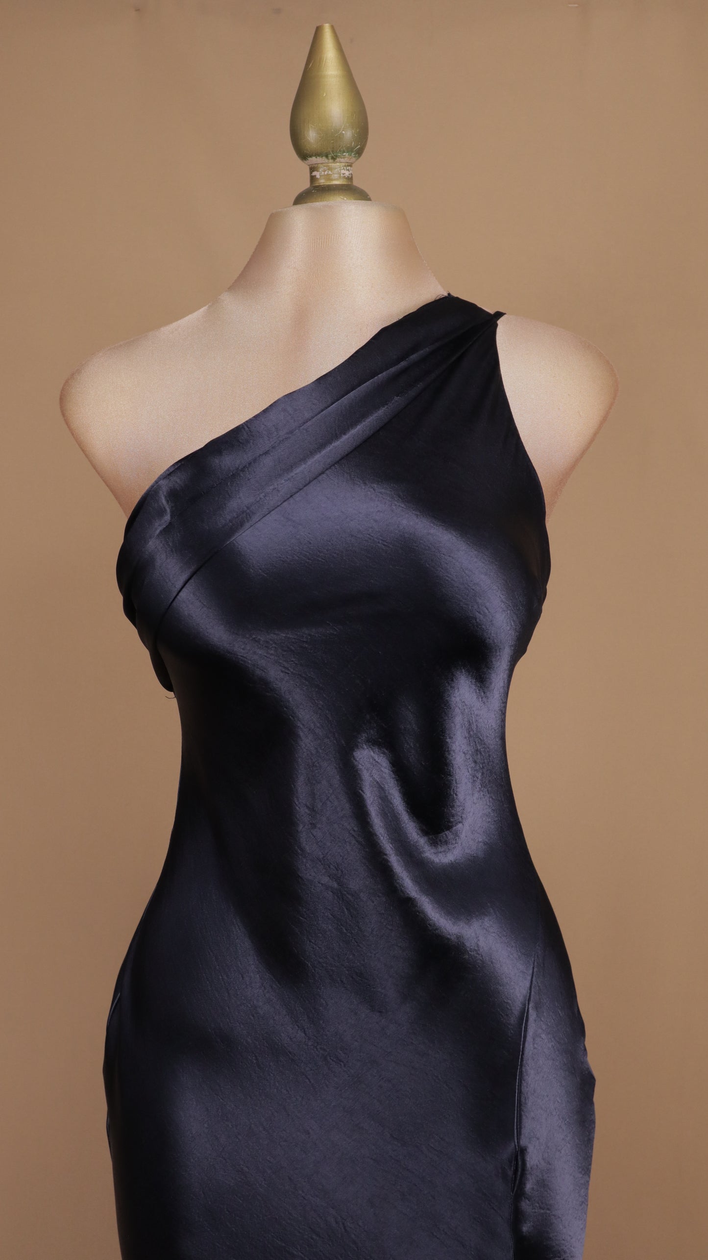 Vestido largo satinado asimétrico con abertura lateral profunda
