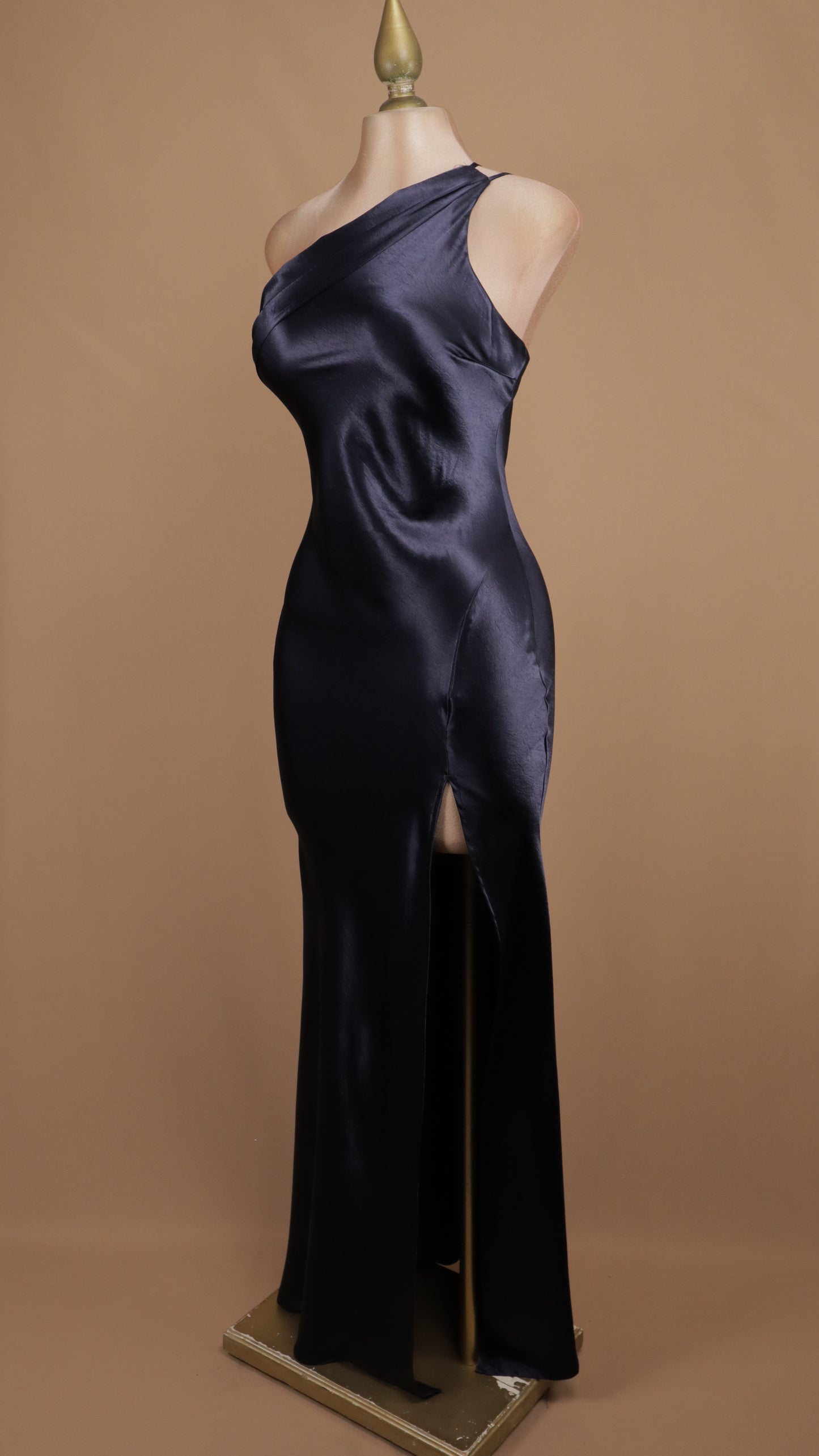 Vestido largo satinado asimétrico con abertura lateral profunda