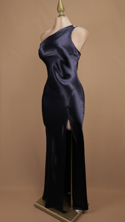 Vestido largo satinado asimétrico con abertura lateral profunda