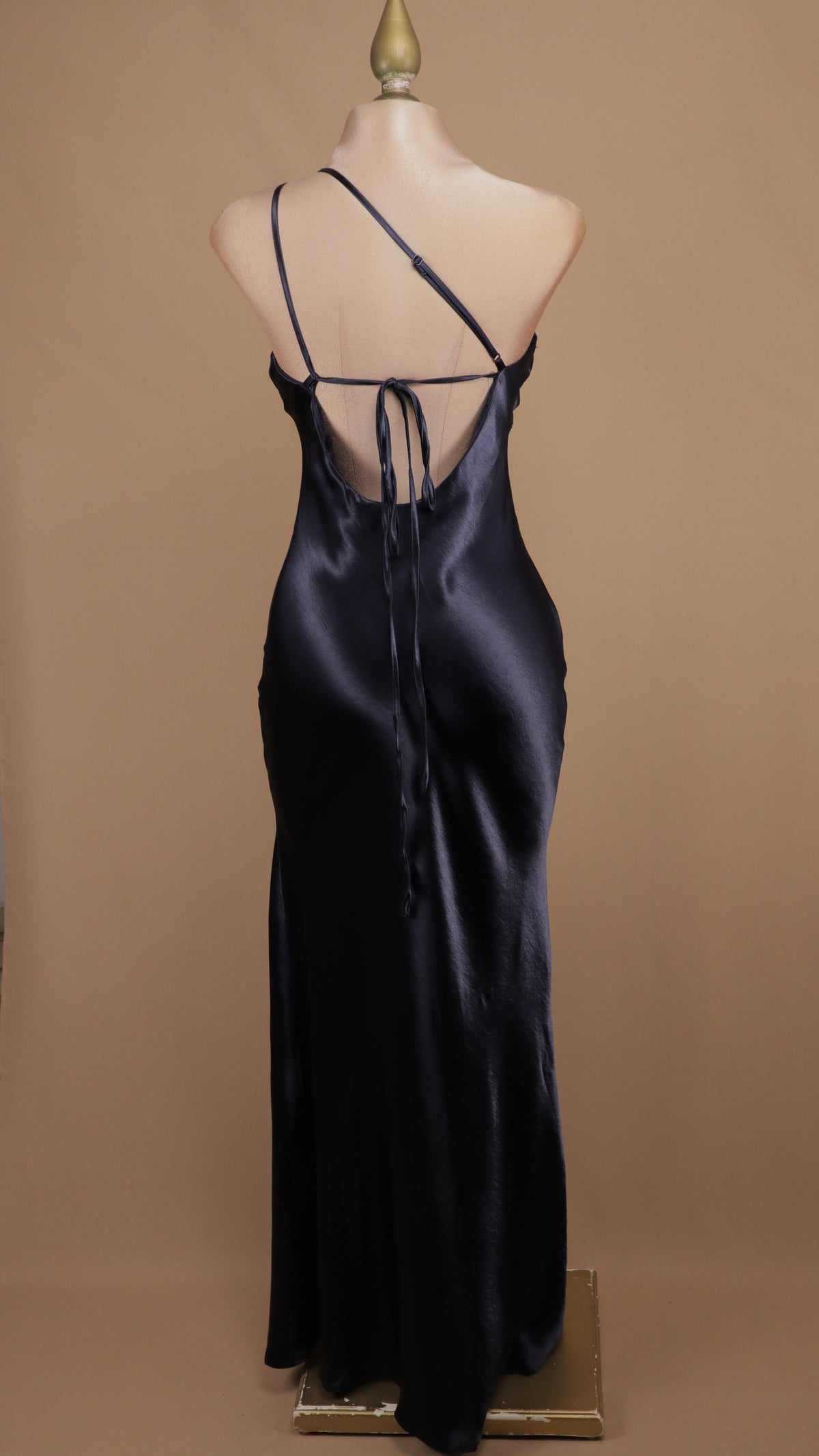 Vestido largo satinado asimétrico con abertura lateral profunda