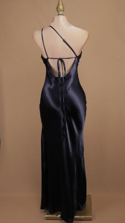 Vestido largo satinado asimétrico con abertura lateral profunda