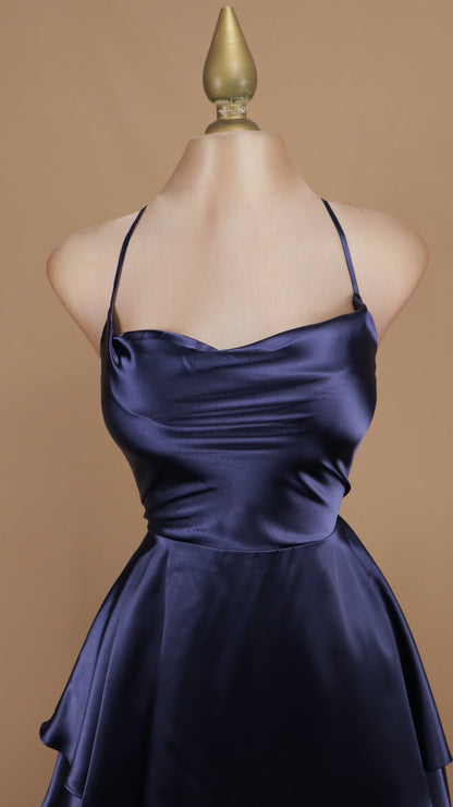 Vestido corto satinado con escote drapeado y falda de capas