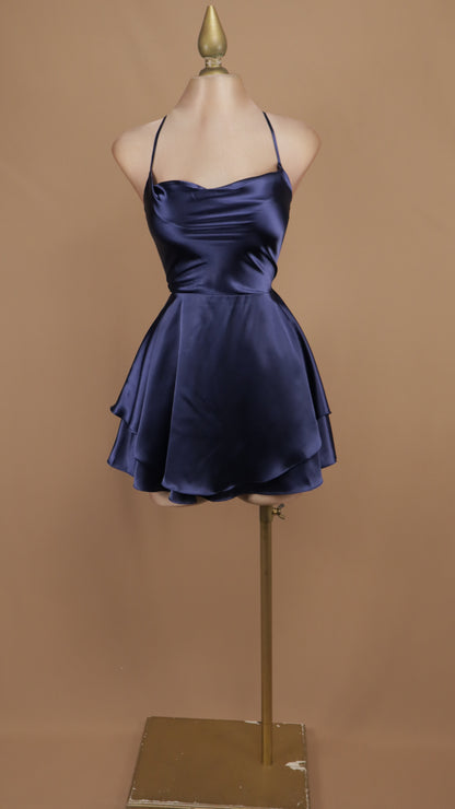 Vestido corto satinado con escote drapeado y falda de capas