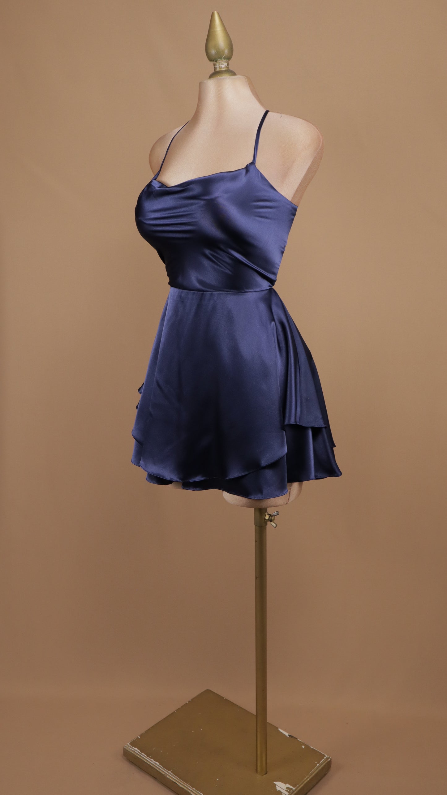 Vestido corto satinado con escote drapeado y falda de capas