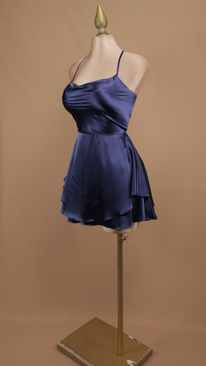 Vestido corto satinado con escote drapeado y falda de capas