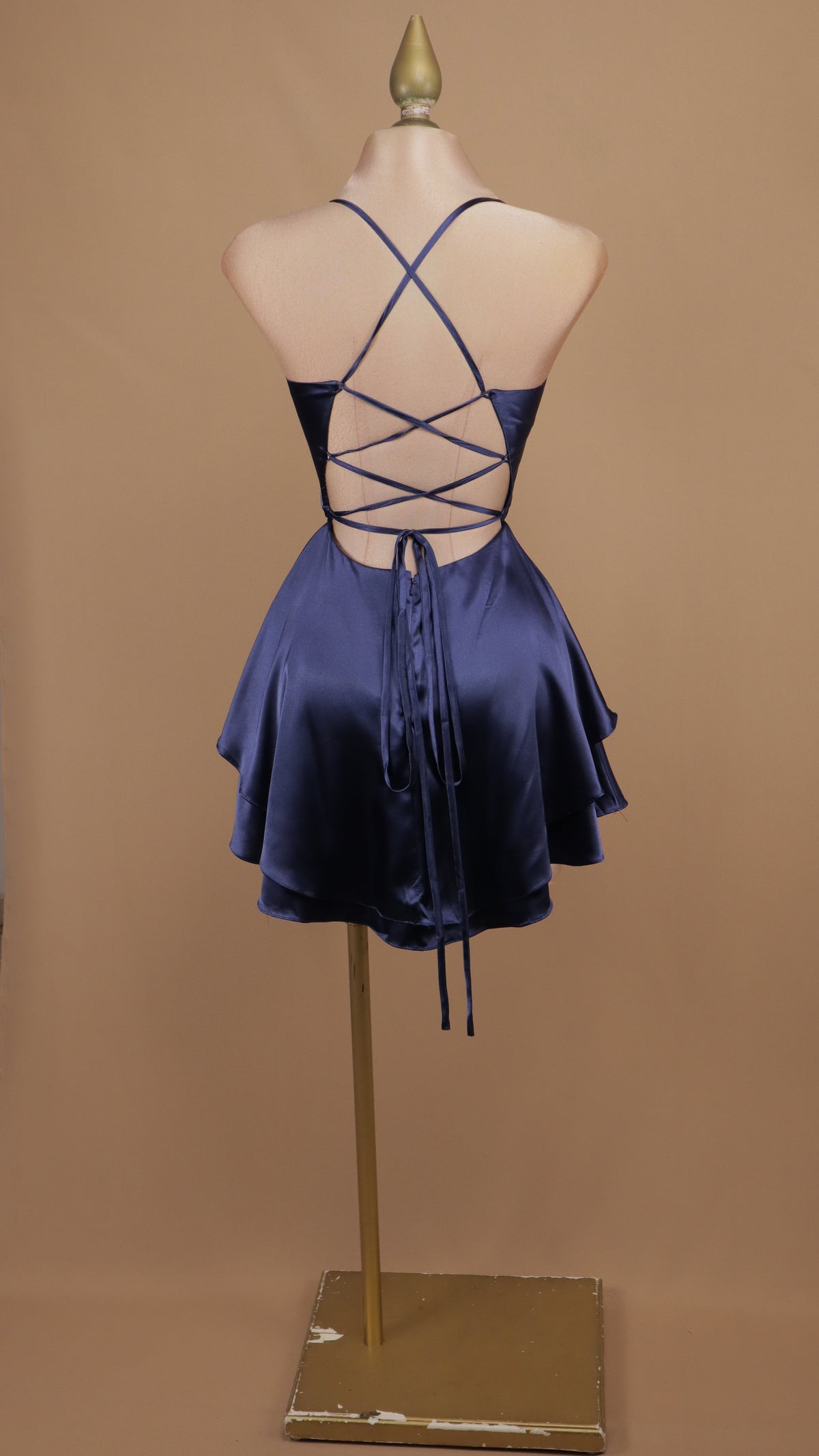 Vestido corto satinado con escote drapeado y falda de capas