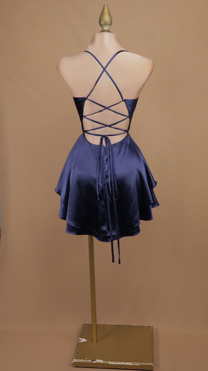 Vestido corto satinado con escote drapeado y falda de capas