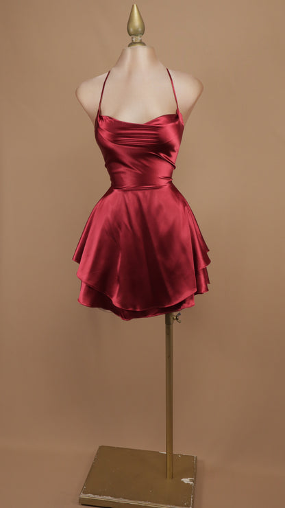 Vestido corto satinado con escote drapeado y falda de capas